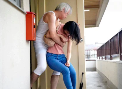Người vợ trẻ bị bố chồng già nện