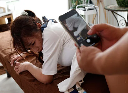 Cô nhân viên triệt lông đè ra hiếp