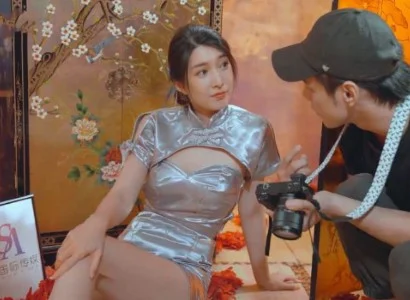 Anh thợ chụp ảnh số hưởng phang cô người mẫu xinh đẹp trong studio